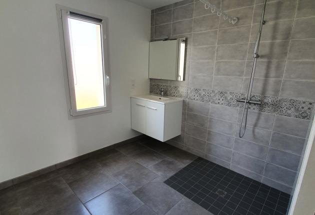 salle de bain grise avec douche ouverte