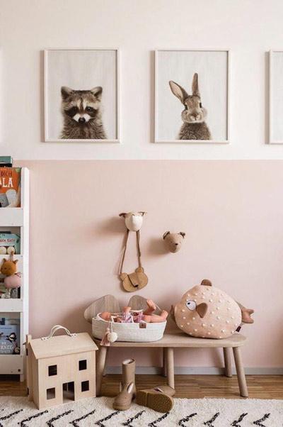 chambre enfant rose avec tapis