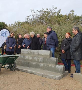 pose de la premiere pierre avec les élus