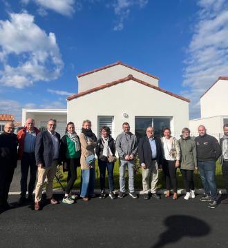 Photo de l'équipe Maisons Prim'Access et les clients devant les logements