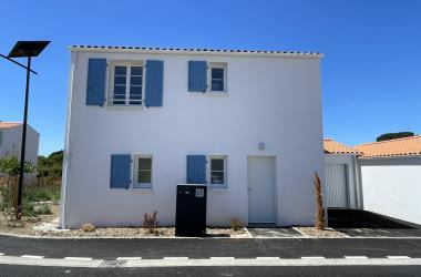 Façade principale d'une maison en accession sociale BRS à Le Brée-les-Bains sur l'Île d'Oléron