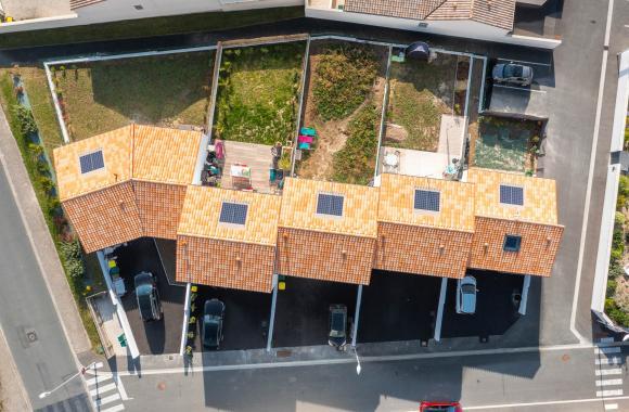 maisons à tuiles avec panneaux solaires