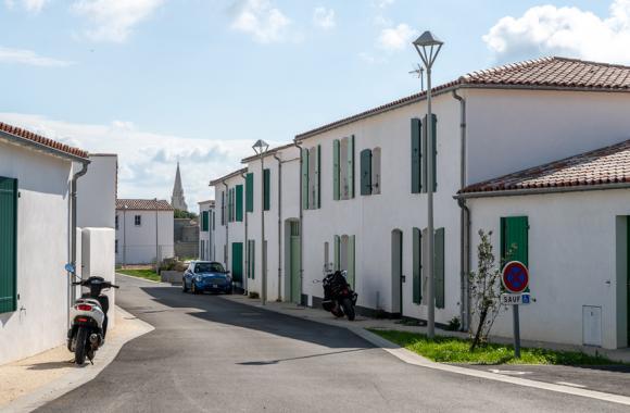 Façade des maisons Le Fougerou BRS en accession sociale à Sainte-Marie-de-Ré, Ile de Ré