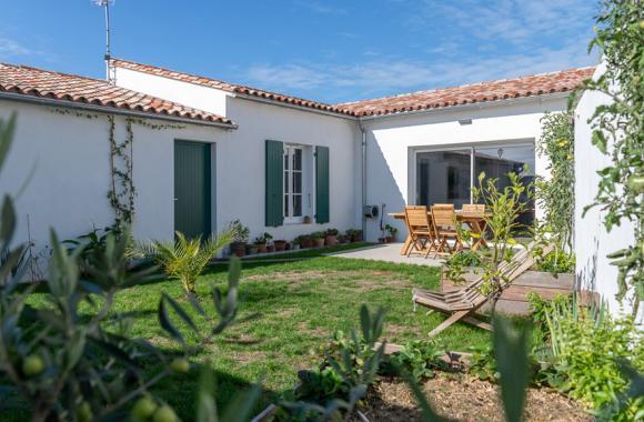 Façade arrière et jardin de la maison neuve à Sainte-Marie-de-Ré en accession sociale - dispositif BRS