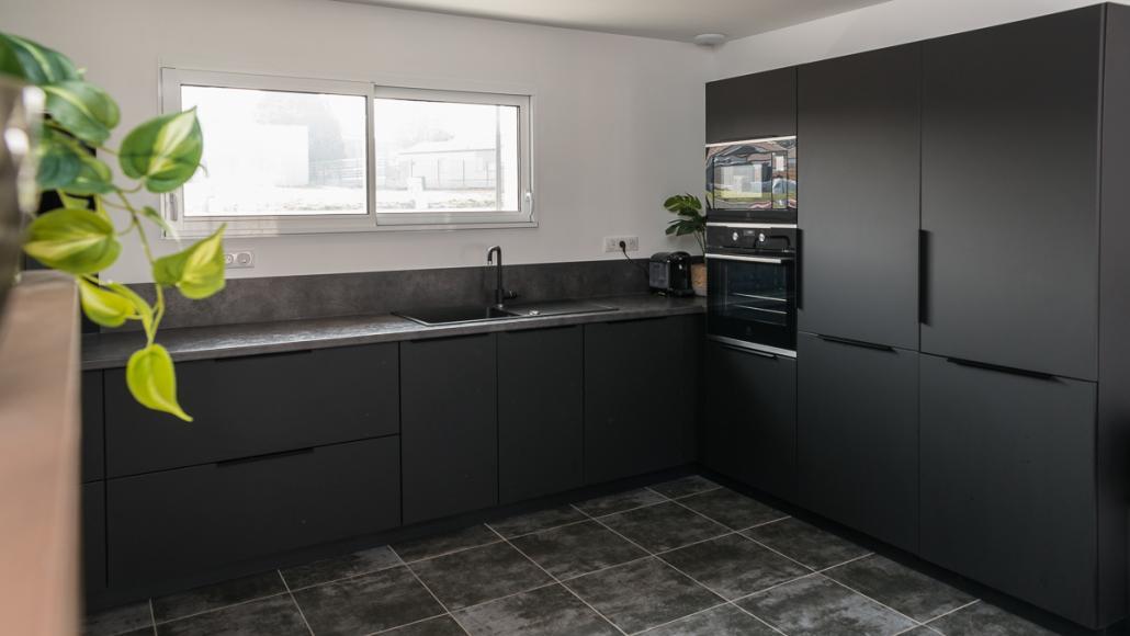 cuisine noire matte avec sol marbré noir et gris dans une maisons neuve à fontenay le comte