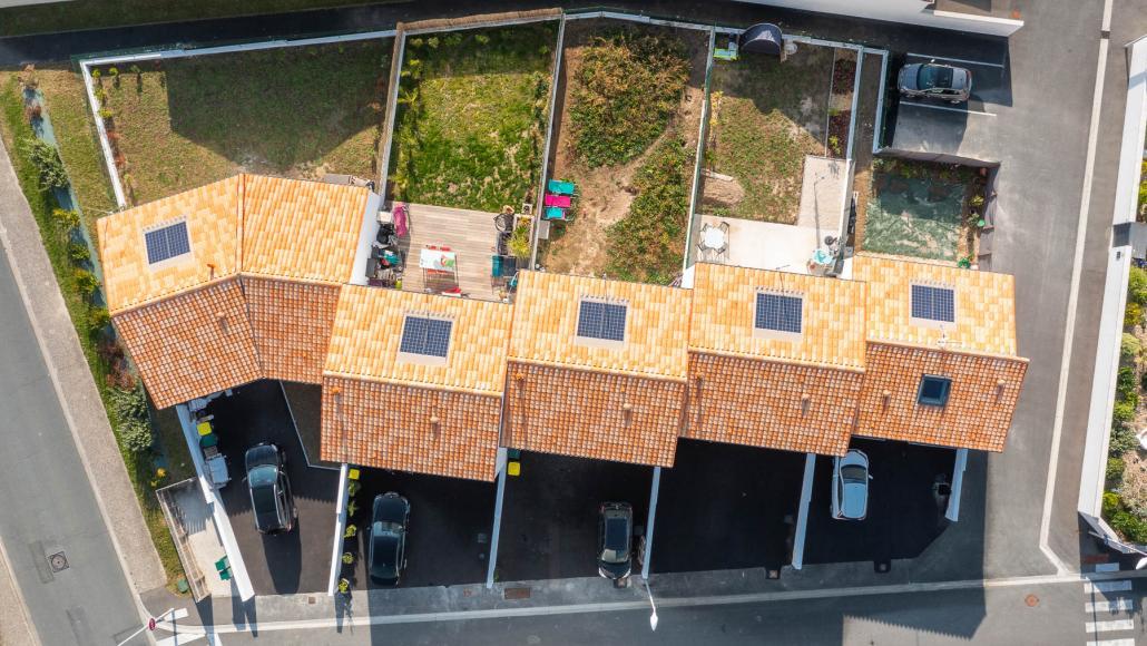 maisons à tuiles avec panneaux solaires