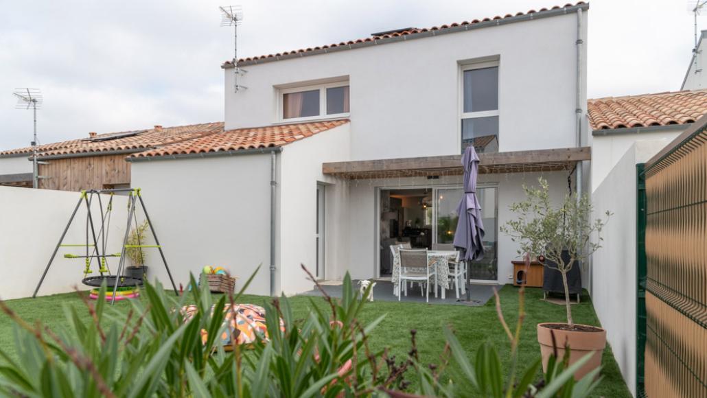 Terrasse extérieure d'une maison neuve à L'Houmeau