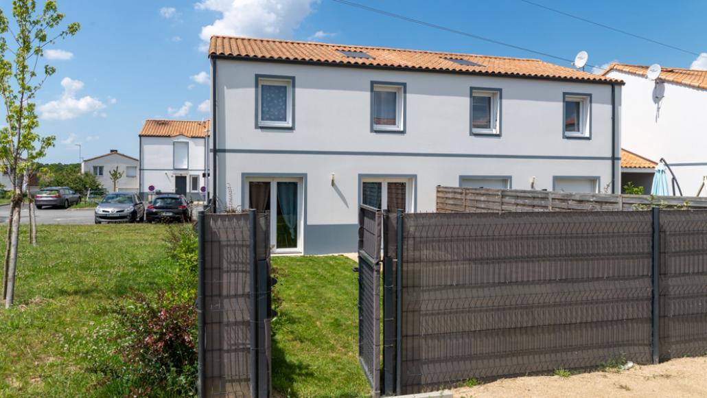 Vue extérieure d'une maison neuve au Domaine Charlotte en Vendée