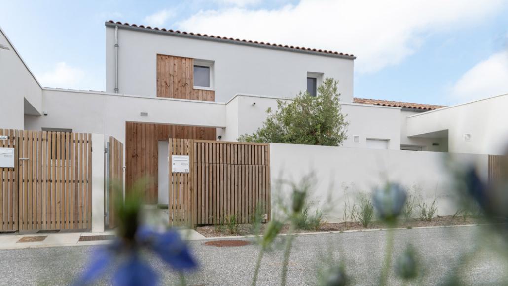 Salle de bain moderne dans une maison sociale en Charente-Maritime