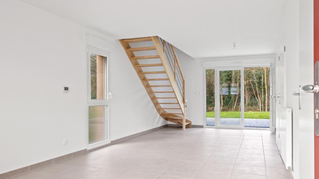 Pièce de vie lumineuse de la maison T4