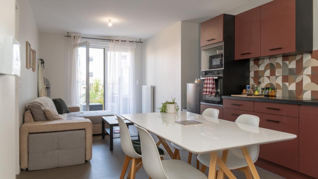 Séjour lumineux de l'appartement en BRS aux Sables d’Olonne