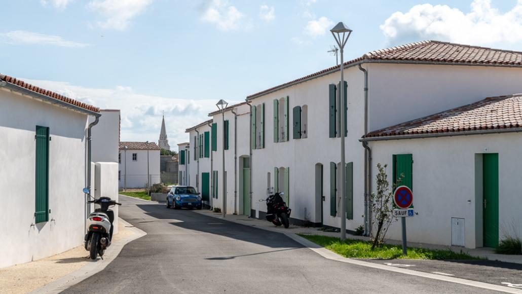 Façade des maisons Le Fougerou BRS en accession sociale à Sainte-Marie-de-Ré, Ile de Ré