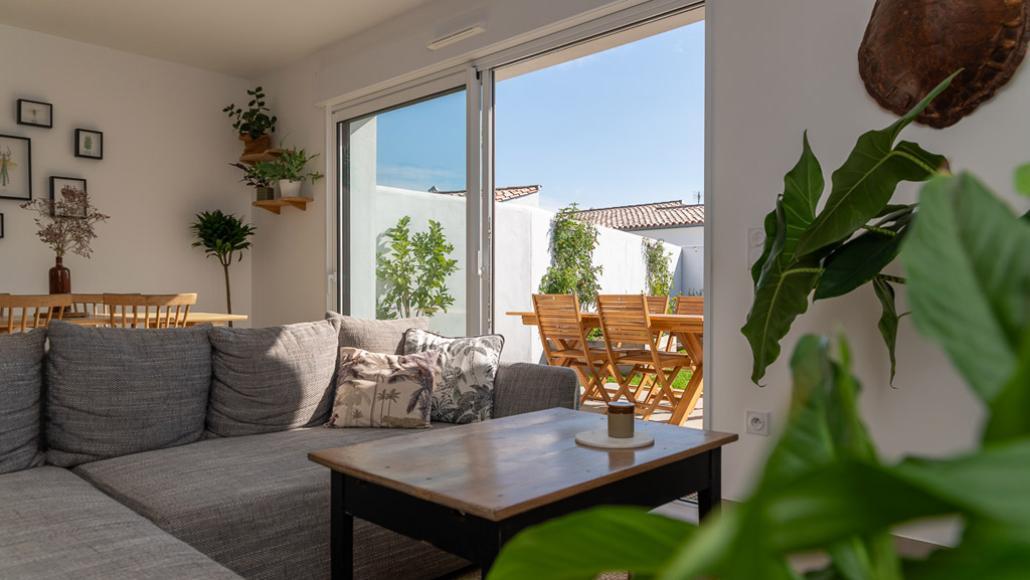 Salon lumineux de la maison neuve à Sainte-Marie-de-Ré en accession sociale - dispositif BRS