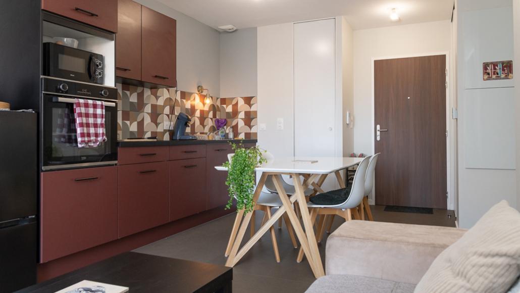 Cuisine ouverte équipée de l'appartement en BRS aux Sables d’Olonne