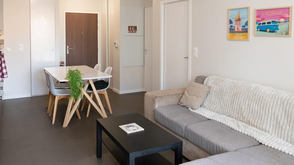 Pièce de vie avec cuisine ouverte et séjour de l'appartement en BRS aux Sables d’Olonne