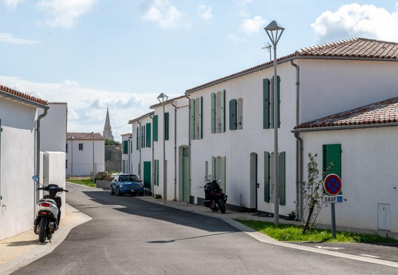 Façade des maisons Le Fougerou BRS en accession sociale à Sainte-Marie-de-Ré, Ile de Ré