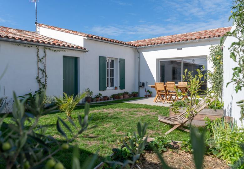 Façade arrière et jardin de la maison neuve à Sainte-Marie-de-Ré en accession sociale - dispositif BRS