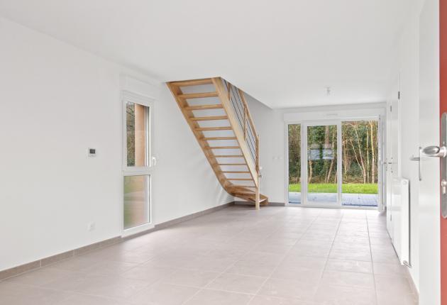 Pièce de vie lumineuse de la maison T4