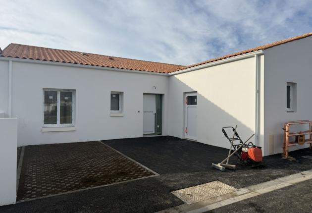 Façade d’une maison neuve T4 de plain-pied à Saint-Denis-d’Oléron, 83 m², quartier résidentiel calme