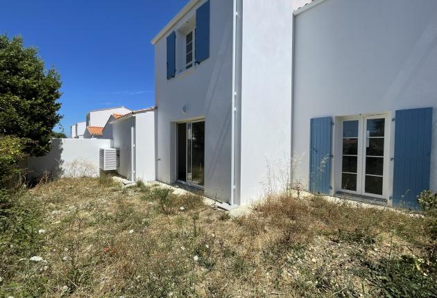 Façade arrière avec jardin d'une maison neuve en BRS à Le Brée-les-Bains sur l'Île d'Oléron