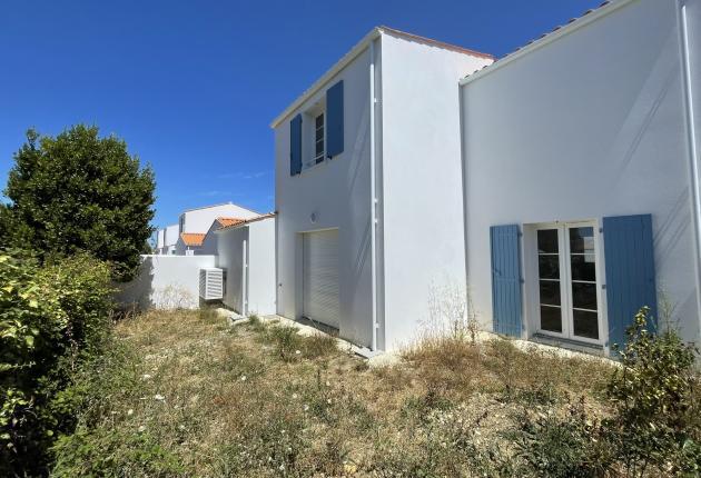 Terrasse et façade arrière d'une maison en accession sociale BRS sur l'Île d'Oléron
