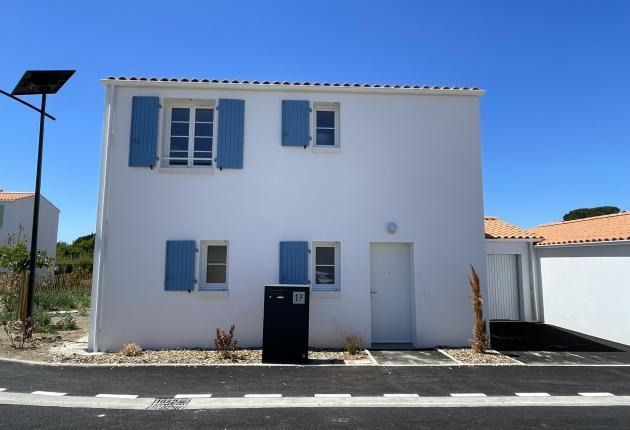 Façade principale d'une maison en accession sociale BRS à Le Brée-les-Bains sur l'Île d'Oléron