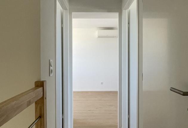 Palier de l'étage d'une maison neuve en BRS à Le Brée-les-Bains
