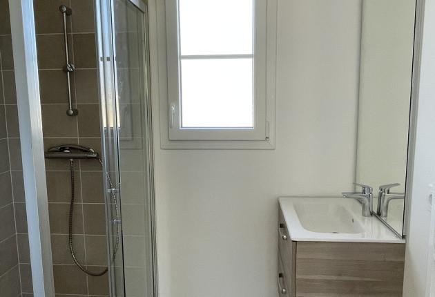 Salle de bain de l'étage d'une maison en Bail Réel Solidaire sur l'Île d'Oléron