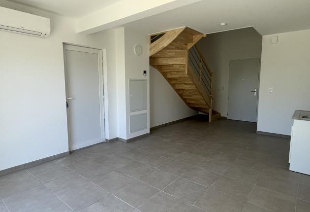 Pièce de vie ouverte d'une maison en accession sociale sur l'Île d'Oléron