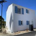 Façade avant d'une maison neuve en BRS à Le Brée-les-Bains sur l'Île d'Oléron avec volets bleus