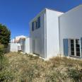 Terrasse et façade arrière d'une maison en accession sociale BRS sur l'Île d'Oléron